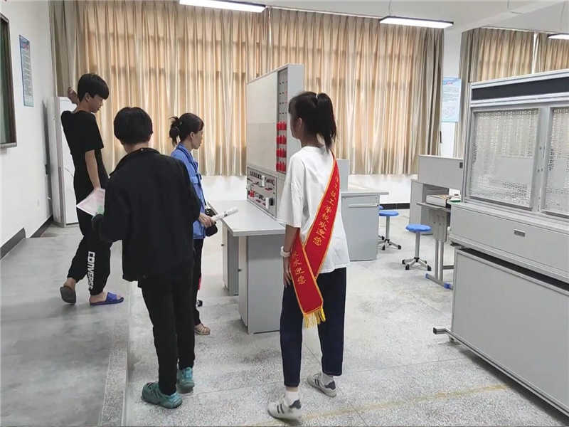 參觀專業(yè)實(shí)訓(xùn)室