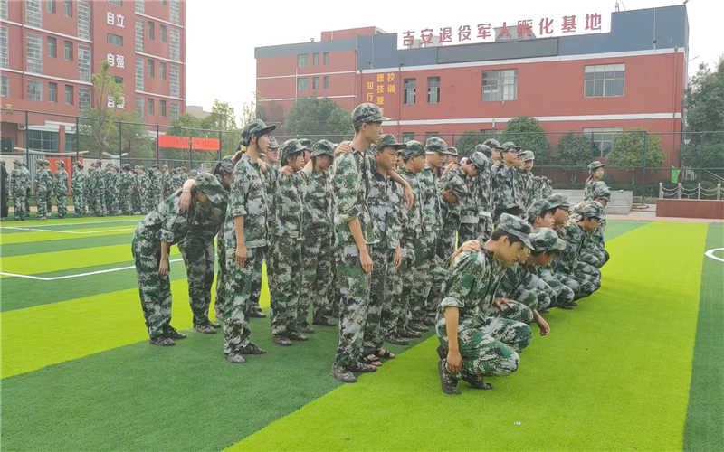 吉安市理工技工學(xué)校2021級(jí)新生國(guó)防素養(yǎng)教育訓(xùn)練活動(dòng)