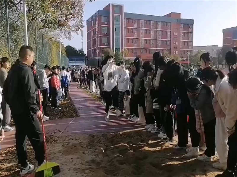 趣味運(yùn)動(dòng)會—三級跳比賽