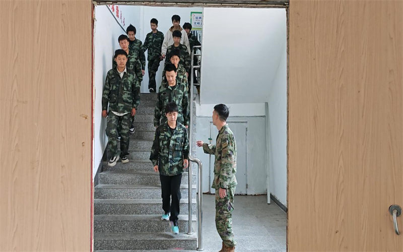 我校成功開(kāi)展校園防踩踏應(yīng)急疏散演練 筑牢