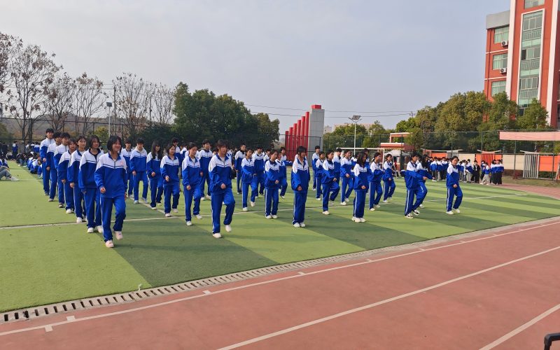 春日暖陽映綠茵 少年意氣展英姿-我校隆重舉行